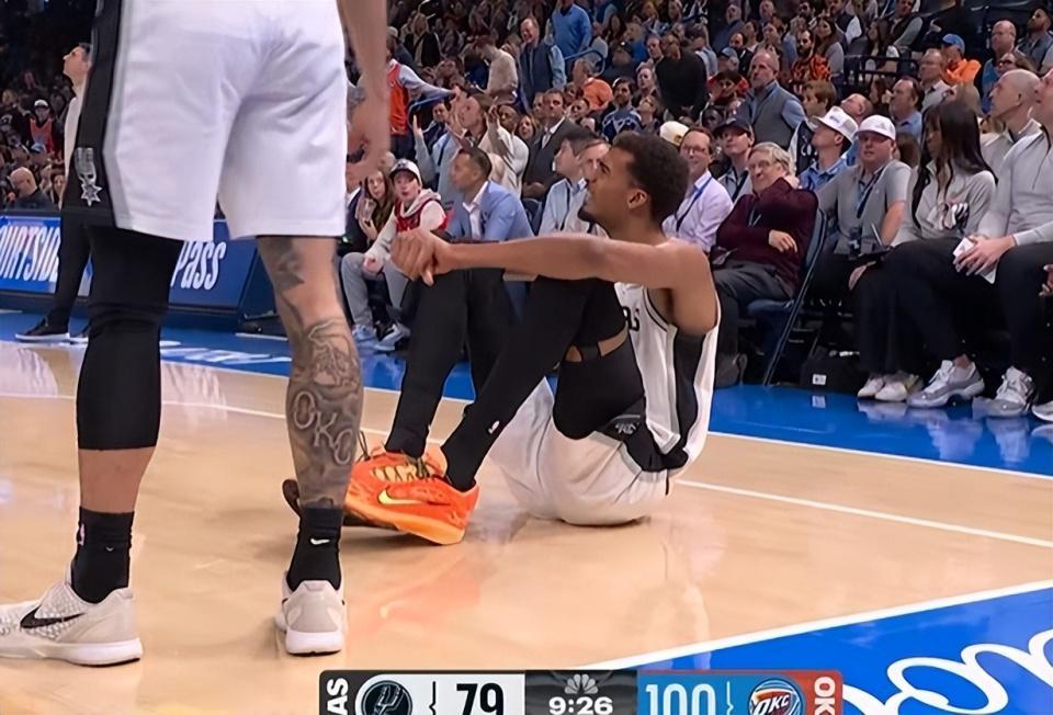 yl23455永利最新网址-夹腿垫脚撞膝盖，文班被干倒6次！遭遇雷霆武术队，气得扭头就走